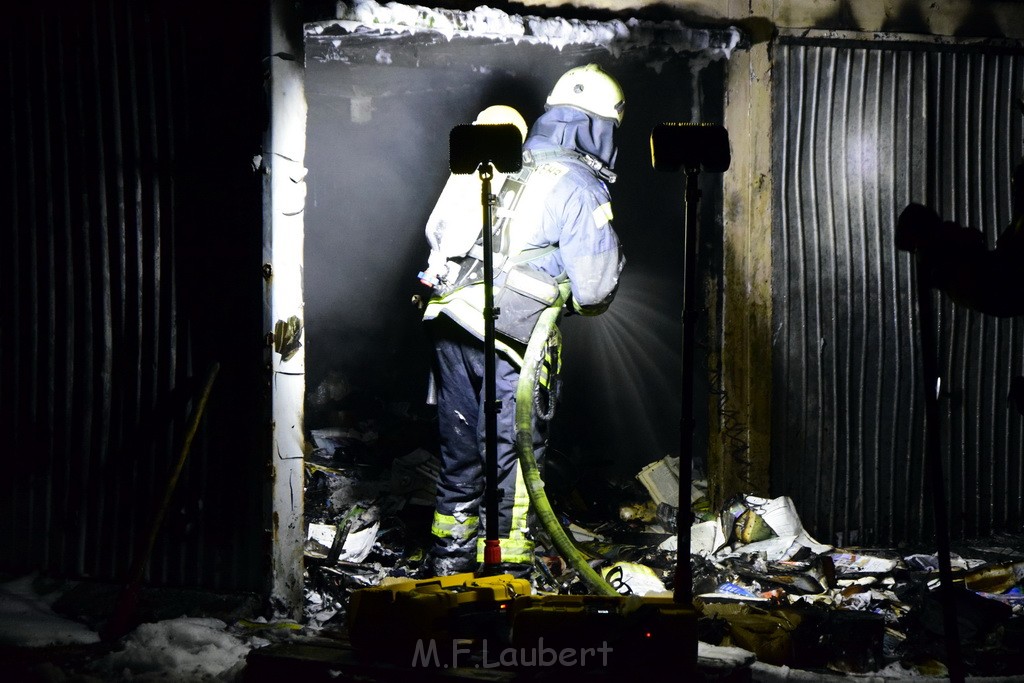 Feuer Hinterhof Garagen Koeln Hoehenberg Olpenerstr P100.JPG - Miklos Laubert